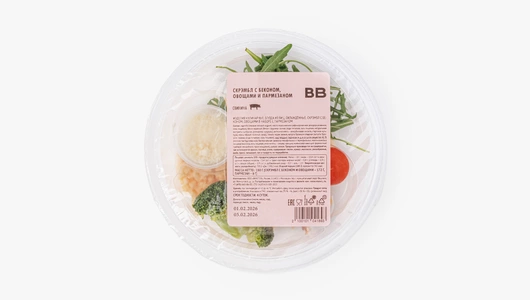 Скрэмбл с&nbsp;беконом, овощами и&nbsp;пармезаном