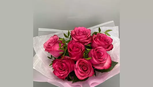 7 розовых роз с&nbsp;фисташкой в&nbsp;упаковке FMART by flowwow