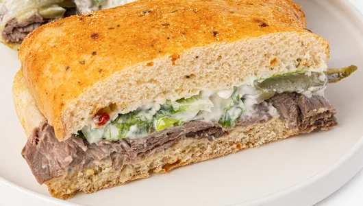 Сэндвич на&nbsp;пикантной булочке с&nbsp;ростбифом и&nbsp;соусом "Блю Чиз"