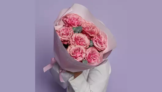 Пионовидные розы с&nbsp;эвкалиптом, 7 шт FMART by flowwow