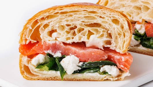 Круассан с форелью и сливочным крем-чизом, кафе Круассан с форелью и сливочным крем-чизом, кафе