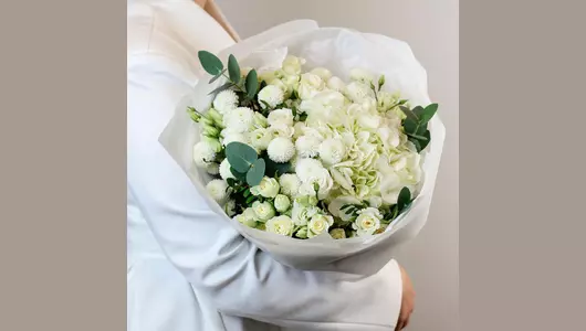 Авторский букет из&nbsp;гортензии, хризантемы и&nbsp;кустовой розы «Белые ночи»  FMART by flowwow