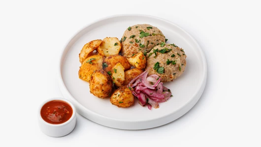 Котлеты из свинины и говядины с картофелем и томатным соусом