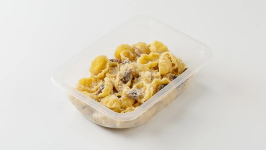 Паста с шампиньонами и сливочным соусом из белых грибов