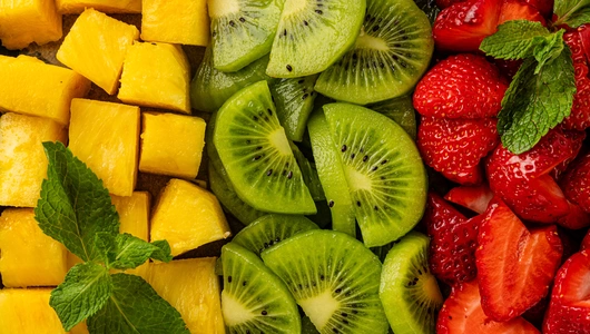 Фруктовая тарелка (ананас, киви, клубника)