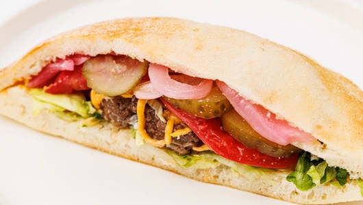 Пита с котлетой из мраморной говядины и сыром Чеддер