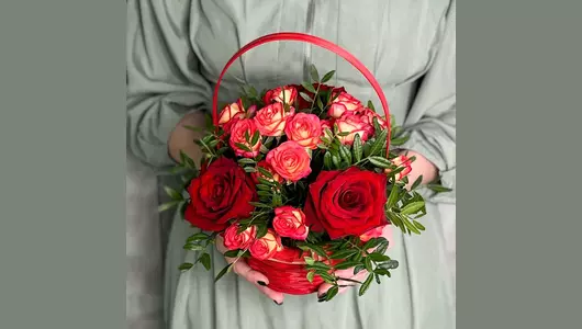 Красная корзиночка с&nbsp;розами FMART by flowwow