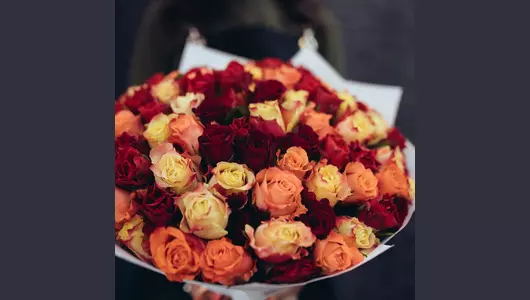 Пышный букет из&nbsp;101 розы разных оттенков: калейдоскоп чувств