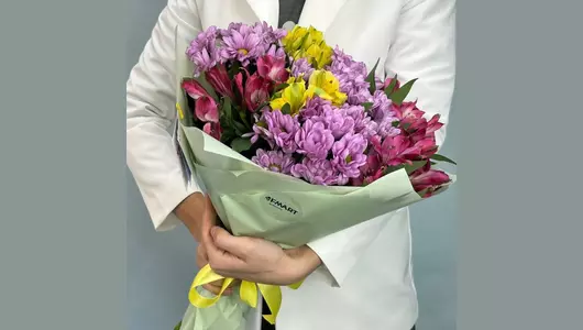 Букет из&nbsp;кустовой хризантемы и&nbsp;альстромерии FMART by flowwow