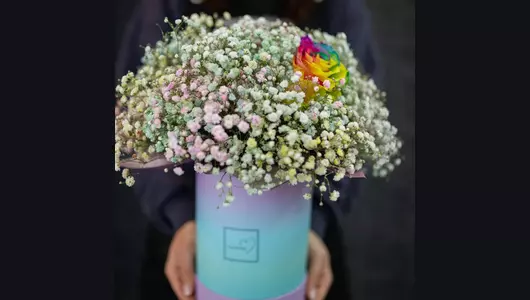 Букет из гипсофилы и крашеной розы в шляпной коробке Букет из гипсофилы и крашеной розы в шляпной коробке