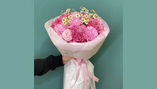 Малиновый закат. Пионовидные розы кустовые розы ромашки FMART by flowwow