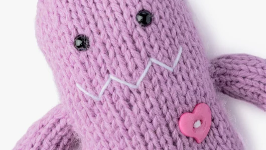 Вязаная игрушка ручной работы "Чудик в&nbsp;роликах"