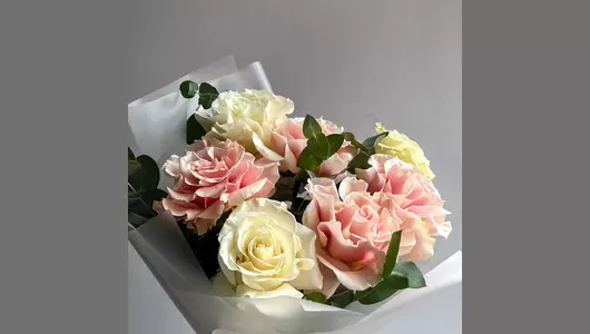 Букет из&nbsp;Французских роз белых и&nbsp;розовых с&nbsp;Эвкалиптом 7 шт #202 FMART by flowwow