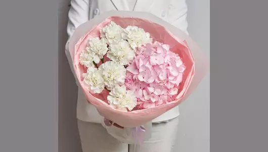 Гортензия и&nbsp;гвоздики в&nbsp;букете «Розовое облако» FMART by flowwow