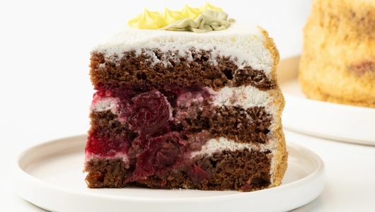 Торт бисквитный "Весна пришла" шоколадный с&nbsp;вишней