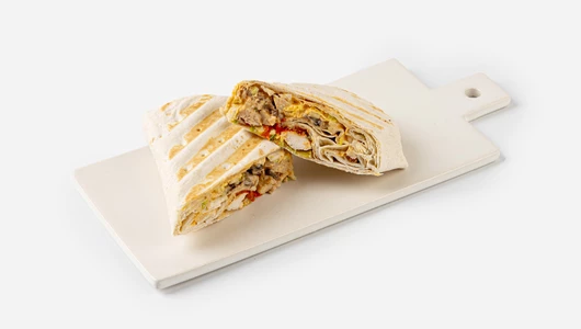 Сэндвич ролл с курицей, вешенками и соусом том ям на гриле, кафе