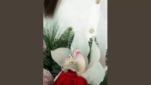 Оригинальный букет в&nbsp;шляпной коробке: с&nbsp;заснеженными яблоками