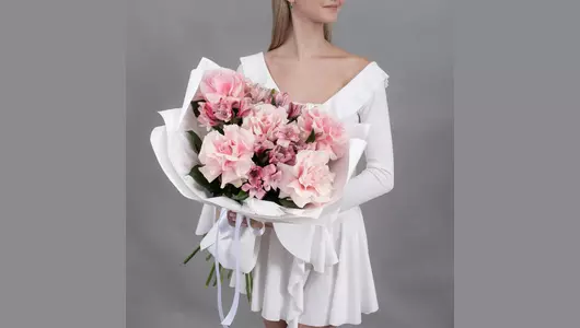 Букет из&nbsp;5 розовых, французских роз и&nbsp;4 розовых альстромерий FMART by flowwow