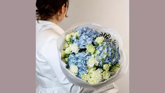 Авторский букет из&nbsp;гидрангии и&nbsp;кустовой розы "Облака" FMART by flowwow