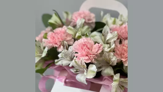 Цветы в&nbsp;коробке нежные диантусы и&nbsp;альстромерии «Розовое сердце» FMART by flowwow