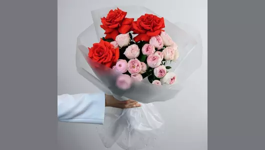 Авторский букет из&nbsp;французских и&nbsp;пионовидных роз "Первая любовь" FMART by flowwow