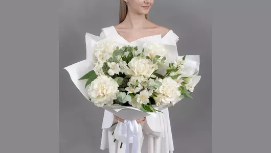Букет из&nbsp;5 белых, французских роз и&nbsp;4 белых альстромерий с&nbsp;эвкалиптом FMART by flowwow