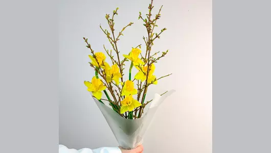 Авторский букет из&nbsp;форзиции и&nbsp;нарциссов "Луч солнца" FMART by flowwow