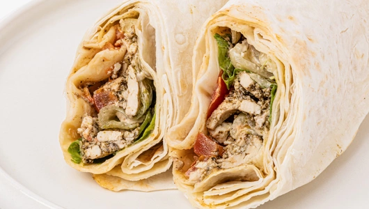 Сэндвич ролл с&nbsp;овощами и&nbsp;тофу под&nbsp;соусом "Цезарь"