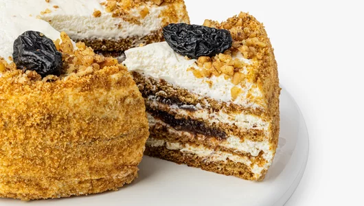 Торт "Медово-сметанный" с&nbsp;черносливом