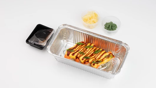 Запеченный ролл с лососем под сырной шапкой