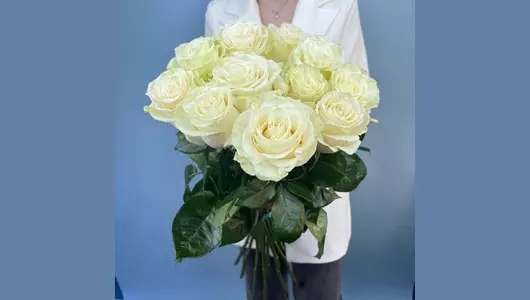 Белые высокие розы FMART by flowwow