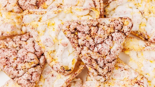 Кнекерсы кукурузные со свеклой и базиликом