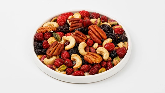 Смесь из орехов, изюма и садовой клюквы