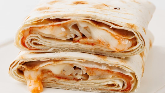 Сэндвич-гриль с&nbsp;ветчиной, сыром и&nbsp;томатным соусом в&nbsp;лаваше, кафе