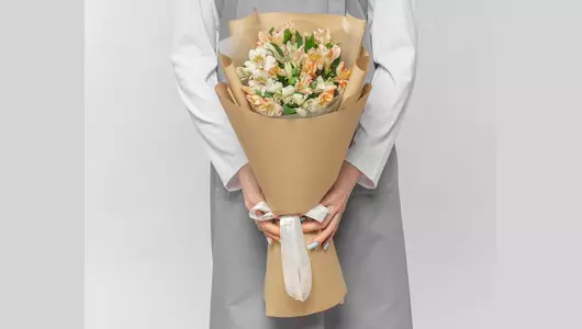 Букет из&nbsp;9 альстромерий нежный микс в&nbsp;оформлении