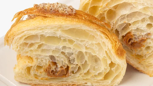 Круассан с&nbsp;варёной сгущенкой, кафе