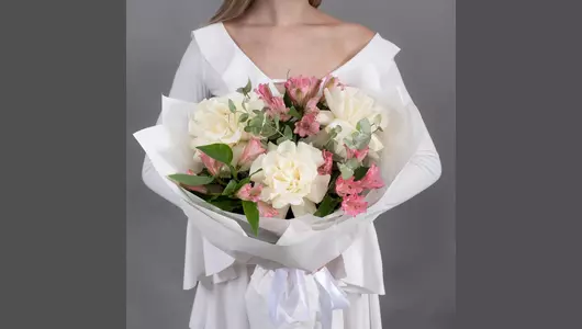 Букет из&nbsp;3 белых, французских роз и&nbsp;4 розовых альстромерий с&nbsp;эвкалиптом FMART by flowwow