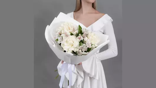 Букет из&nbsp;3 белых, французских роз и&nbsp;4 белых альстромерий FMART by flowwow