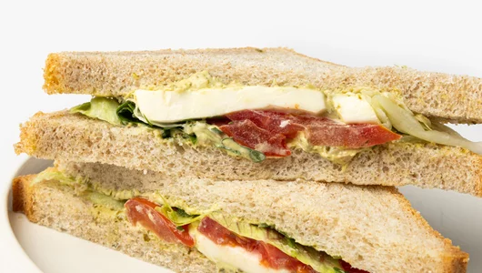 Сэндвич "Капрезе" на&nbsp;хлебе с&nbsp;отрубями