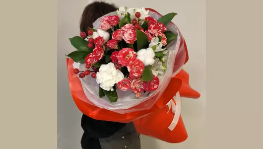 Букет с&nbsp;кустовой розой в&nbsp;ярком оформлении FMART by flowwow