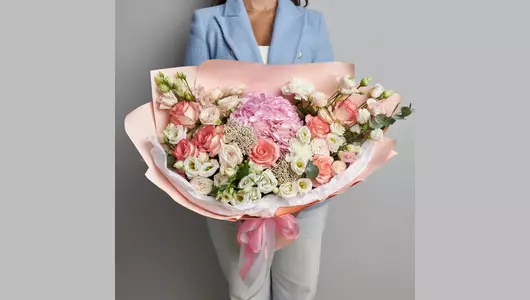 Гортензия и&nbsp;розы в&nbsp;авторском букете «Розовая жемчужина» FMART by flowwow