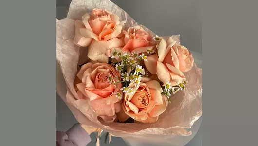 Букет из&nbsp;роз кахала с&nbsp;ромашкой FMART by flowwow