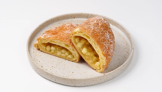 Слойка с яблоком