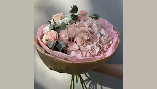 До Луны и&nbsp;обратно. Розовый букет гортензия кустовая роза хризантема и&nbsp;эвкалипт FMART by flowwow