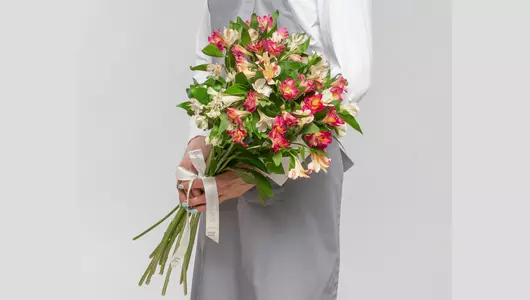 Букет из&nbsp;15 нежных альстромерий микс