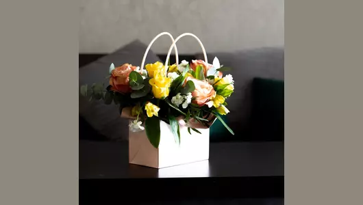 Авторский букет в&nbsp;сумочке из&nbsp;розы кахала, маттиолы и&nbsp;альстромерии