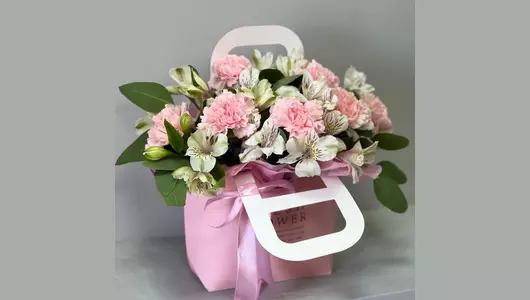 Цветы в&nbsp;коробке нежные диантусы и&nbsp;альстромерии «Розовое сердце» FMART by flowwow