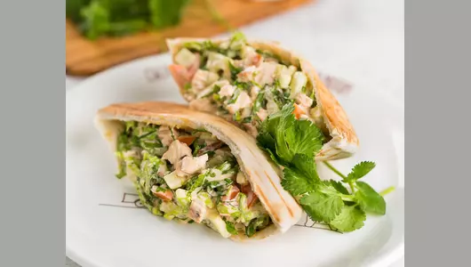 Пита с индейкой, соусом ранч и свежими овощами