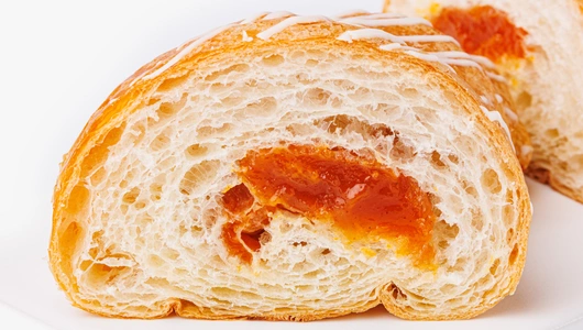 Круассан с заварным кремом и облепиховым конфитюром, кафе