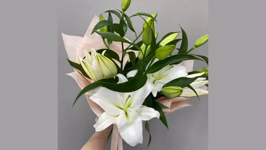 Букет из&nbsp;белых лилий в&nbsp;упаковке FMART by flowwow